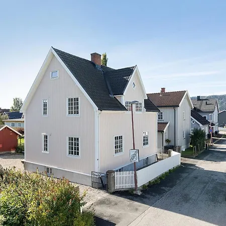 Nyoppusset I Klassisk Hus! Apartman