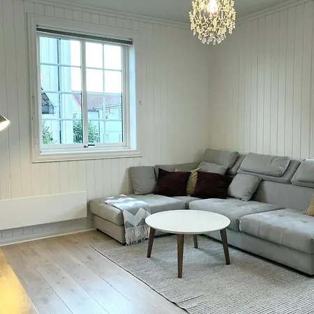 شقة Sentral Og Koselig Leilighet!