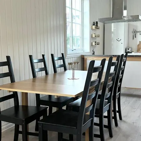 Sentral Og Koselig Leilighet! شقة